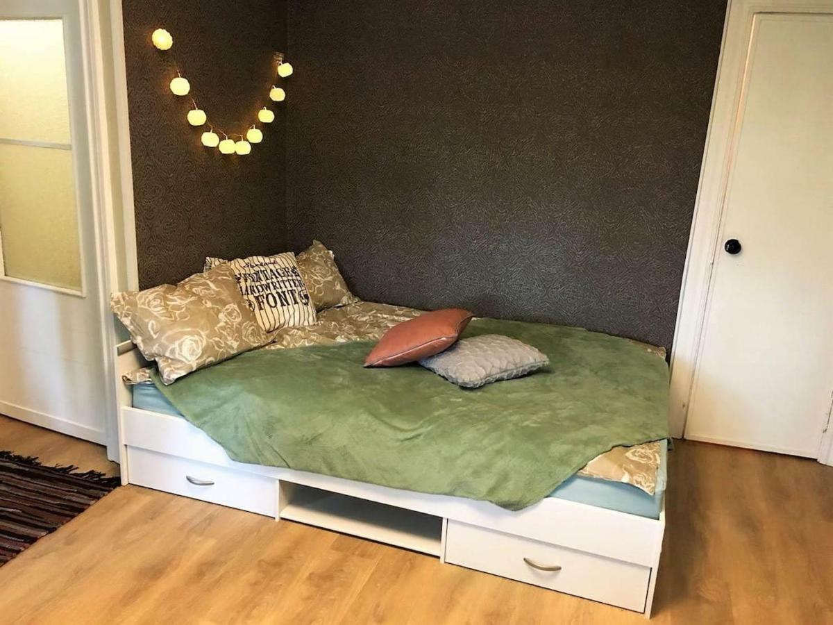 Huoneisto Sunny Apartment, 7 Min With Tram To The Old Town Tallinna